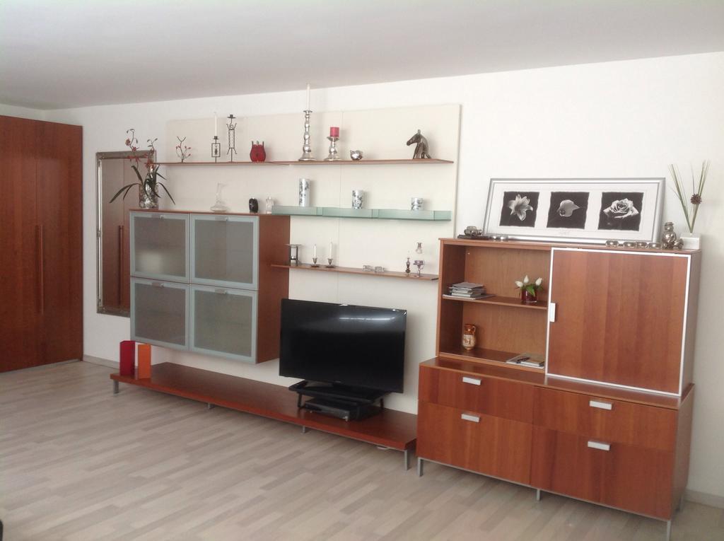 Studio 1 1/2 Contone Cameră foto