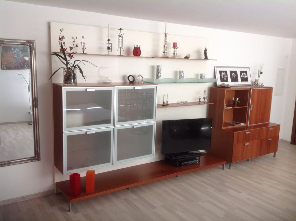 Studio 1 1/2 Contone Cameră foto